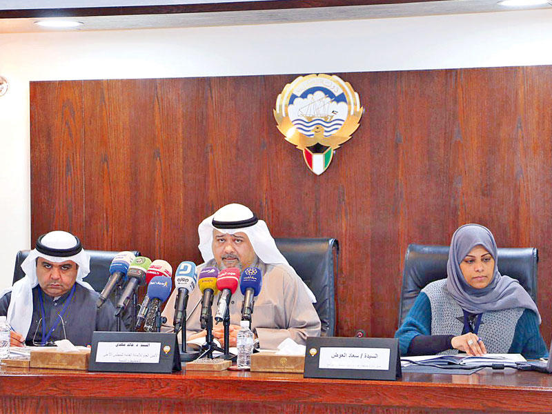 مهدي خلال المؤتمر الصحافي لإعلان تقرير مشاريع التنمية