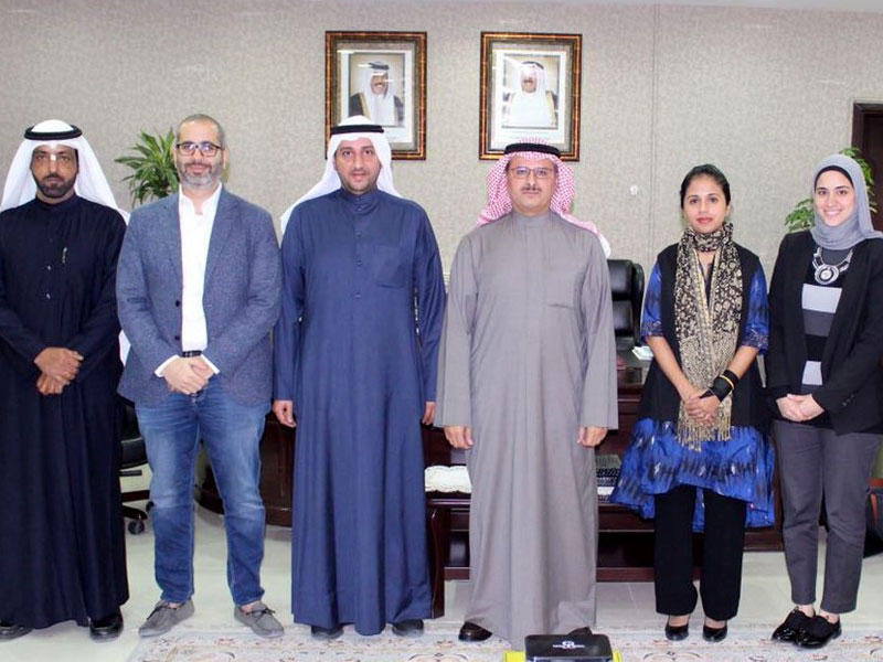 المدير العام للهيئة العامة للقوى العاملة بالوكالة عبدالله المطوطح خلال لقائه ممثلة المنظمة الدكتورة بانام دافان والوفد المرافق لها