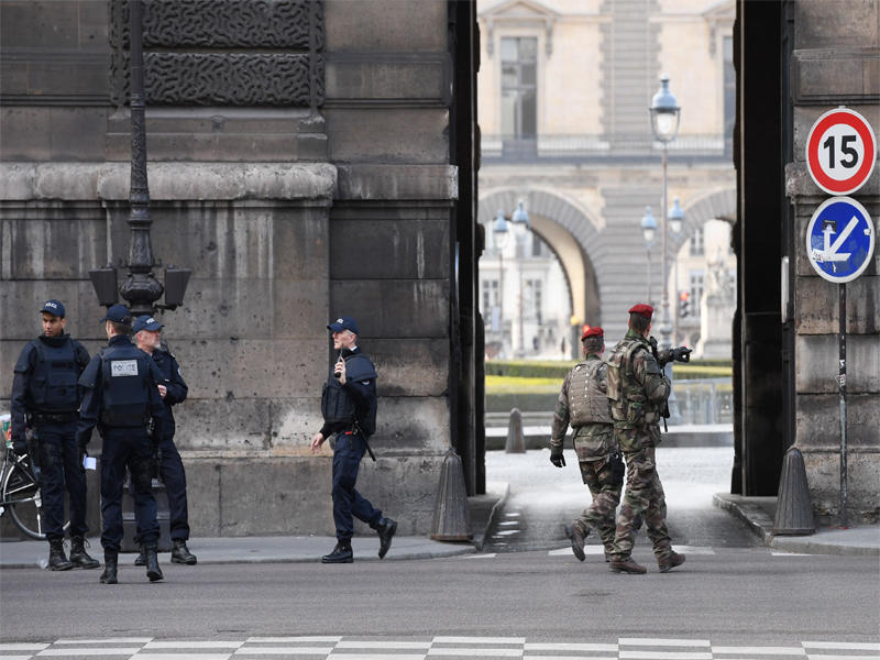 طوق أمني حول اللوفر بعد الحادثة