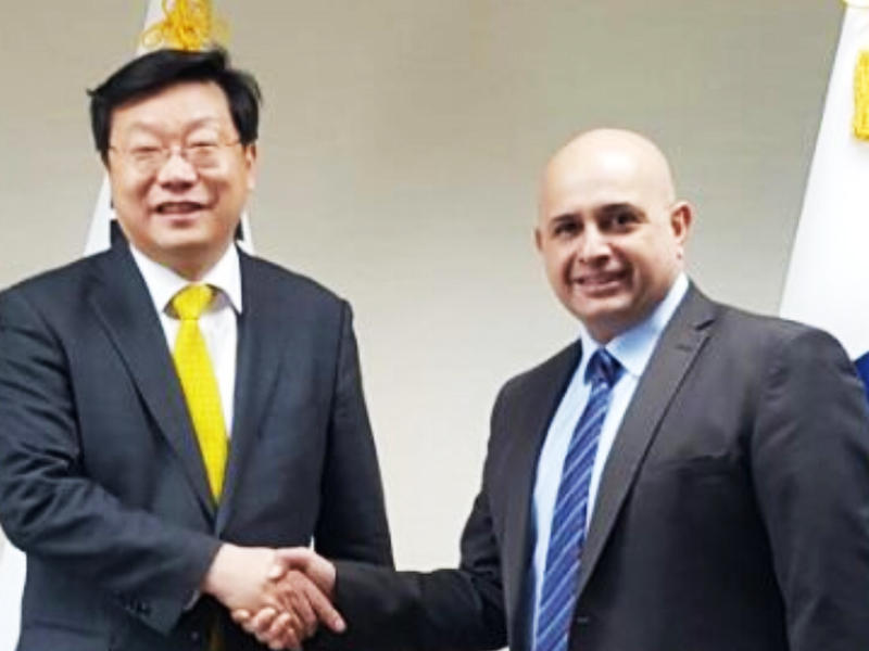 سفير دولة الكويت لدى كوريا الجنوبية بدر العوضي ووزير التجارة والصناعة والطاقة في كوريا الجنوبية جو هيونغ هوان