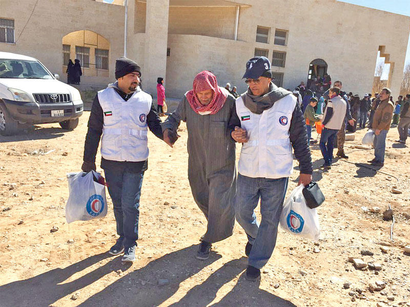 متطوعو «الهلال الأحمر» خلال إحدى الحملات الإغاثية