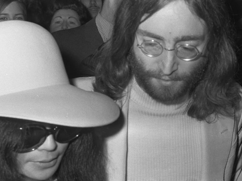  نجم فريق البيتلز السابق جون لينون و زوجتة يوكو أونو