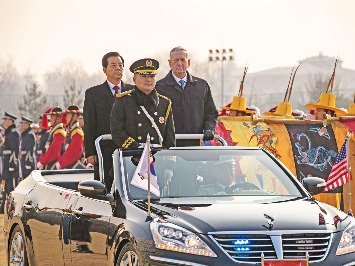 ماتيس ونظيره الكوري الجنوبي يستعرضان حرس الشرف في سيول أمس (أ ف ب)