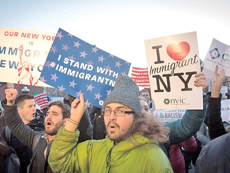 محتجون على قرار ترامب بحظر الهجرة  