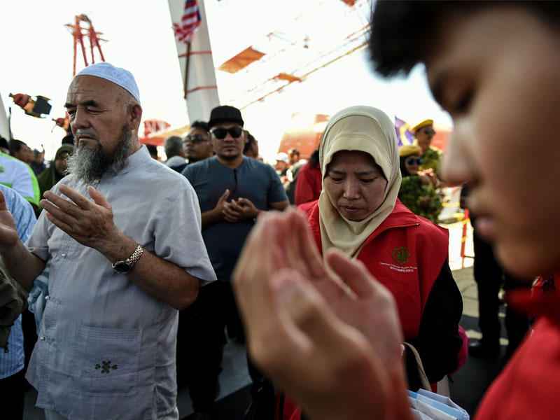 صلاة قبل الصعود إلى السفينة الماليزية للمساعدات وامدادات للمسلمين الروهينجا