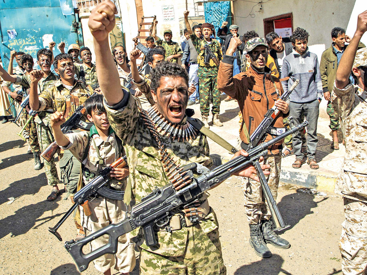 عناصر جدد بينهم أطفال تجندهم جماعة الحوثي في صنعاء أمس الأول   (أ ف ب)