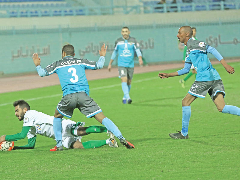 لاعب العربي محمد فريح يمسك بالكرة في وسط الملعب وسط متابعة لاعبي السالمية