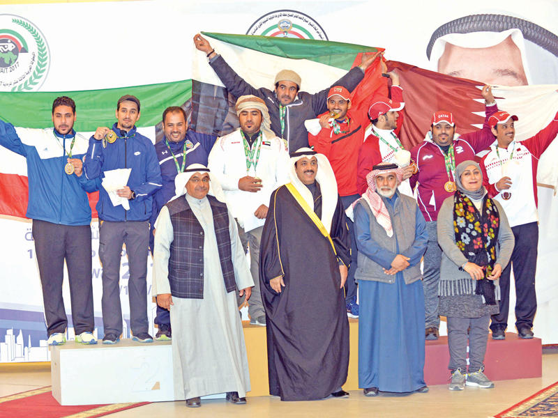 العتيبي مع أبطال مسابقة الدبل تراب رجال - فرق