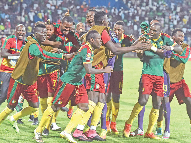 لاعبو المنتخب الكاميروني يحتفلون بالفوز 