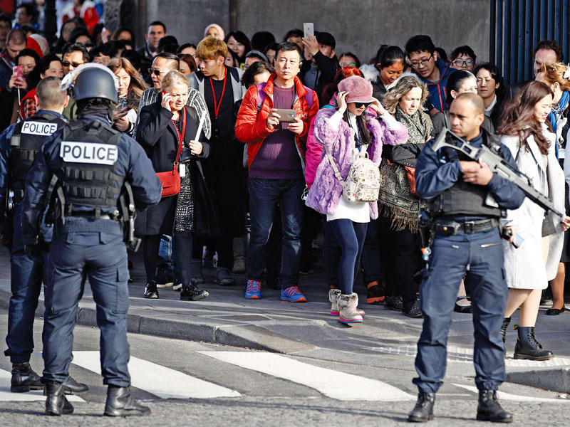 الشرطة الفرنسية تجلي زوار متحف اللوفر في باريس أمس (إي بي إيه)