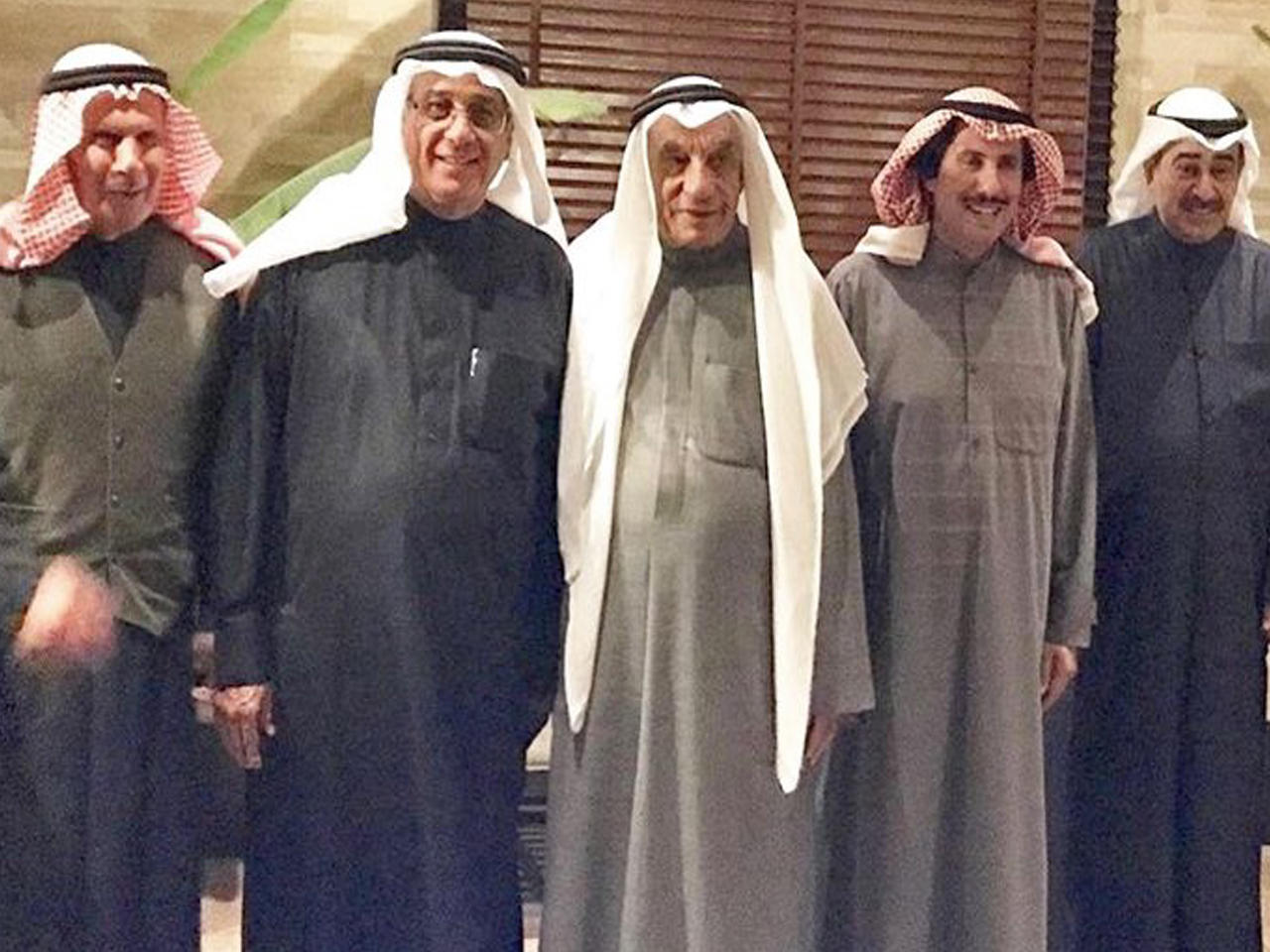 سفير الكويت لدى البحرين الشيخ عزام الصباح خلال لقائه أعضاء الوفد الكويتي في اللجنة الاستشارية