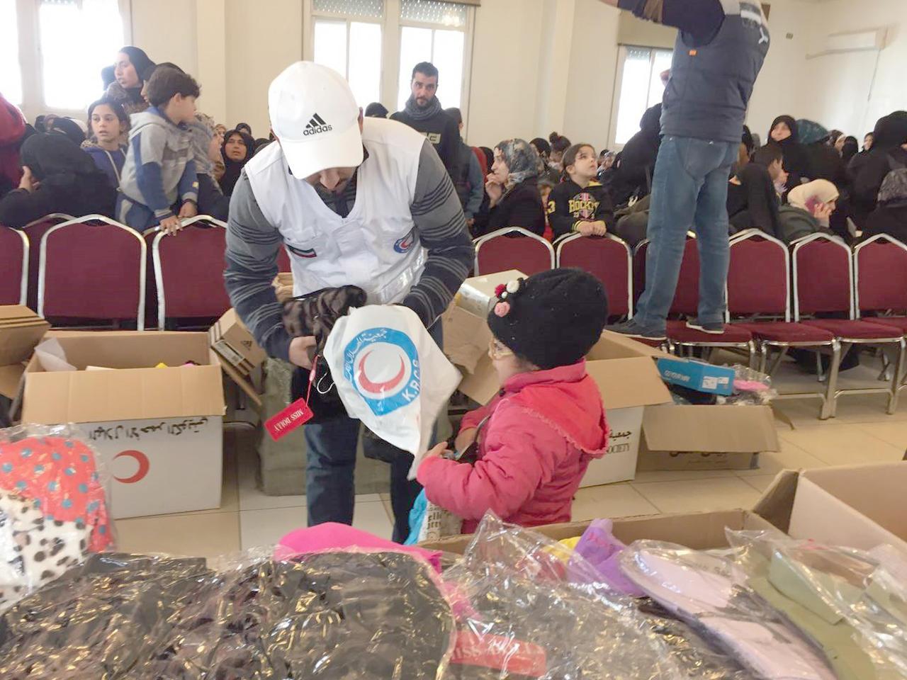 مساعدات جمعية الهلال الأحمر الإغاثية للاجئين السورين تستمر على مدار العام 