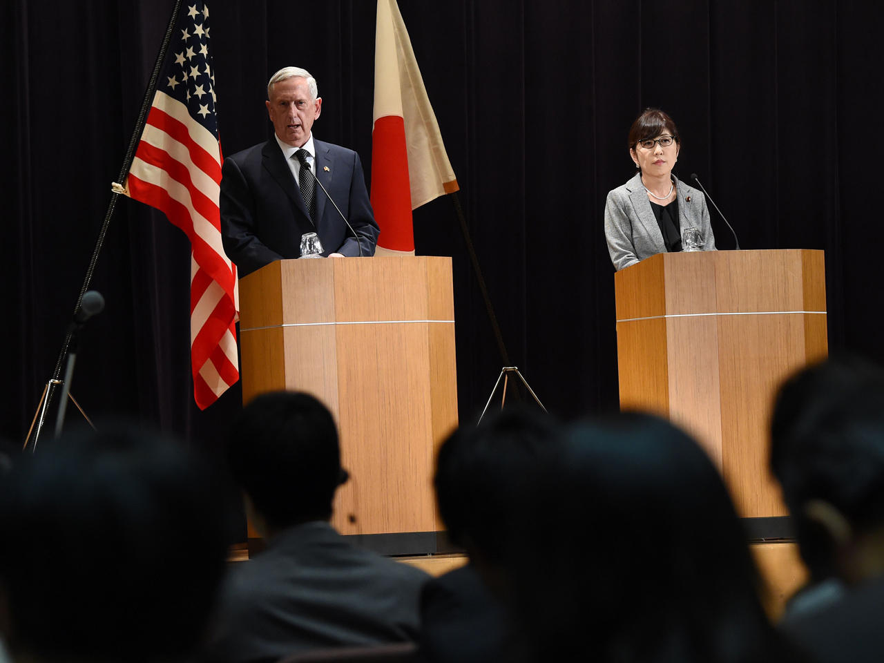 وزير الدفاع الأميركي خلال مؤتمر صحافي في طوكيو