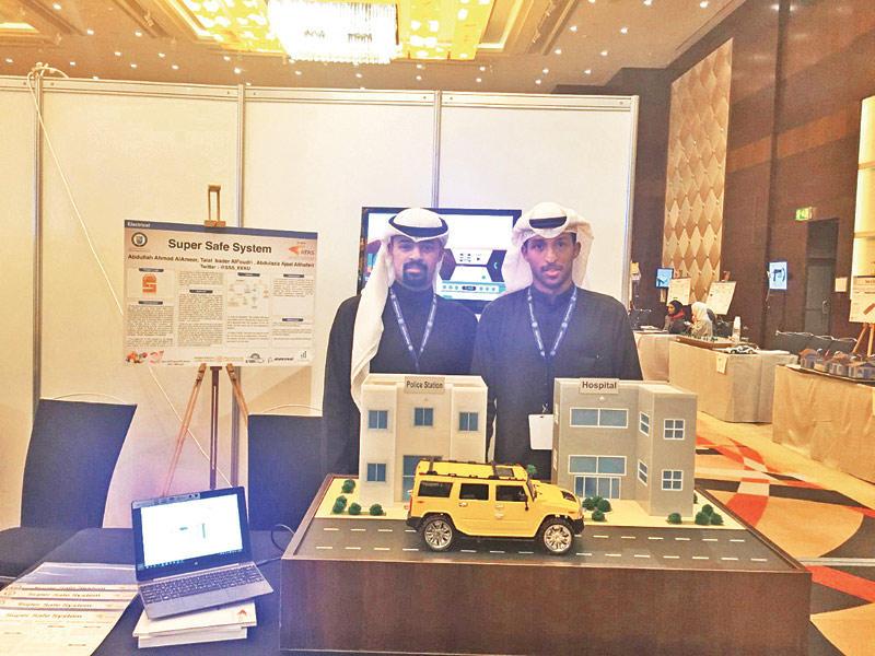 الظفيري والفودري خلال عرض مشروعهما