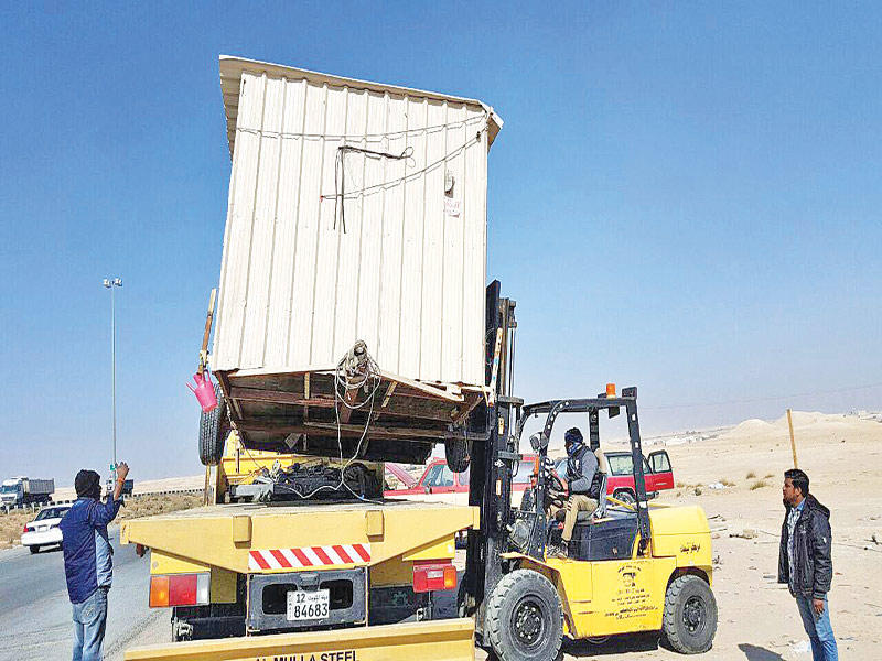 رجال البلدية أثناء إزالة المخالفات