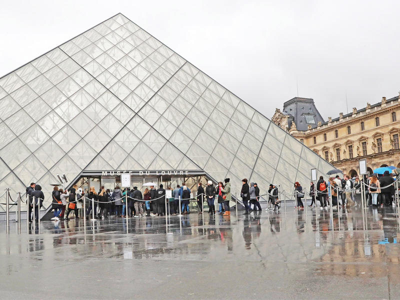 سياح يصطفون بانتظار الدخول إلى اللوفر أمس (أ  ف ب)