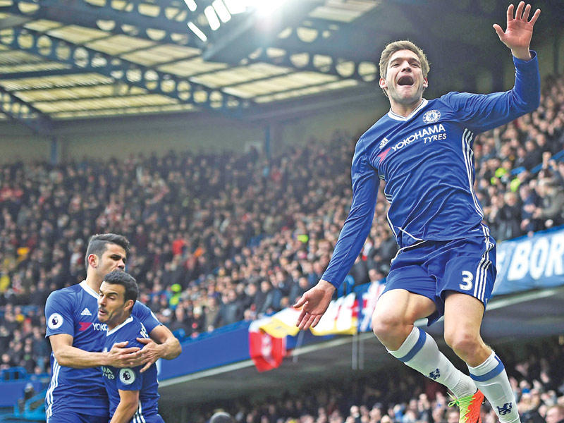 ألونسو نجم تشلسي يحتفل بهدفه في مرمى أرسنال