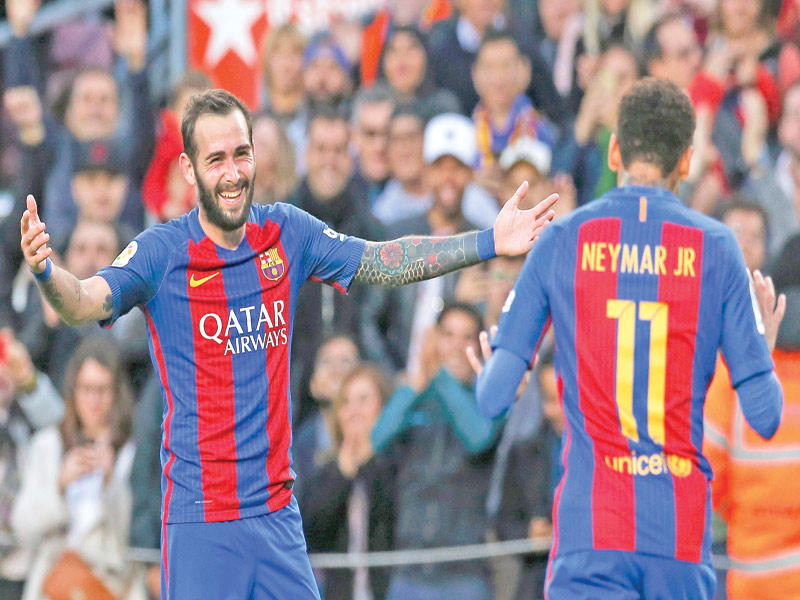 نيمار واليكس فيدال نجما البرشا يحتفلان بالهدف الثالث