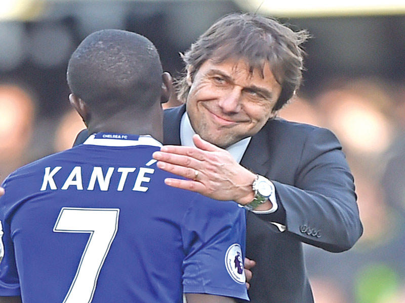 كونتي مدرب تشلسي يهنئ كانتي نجم خط الوسط