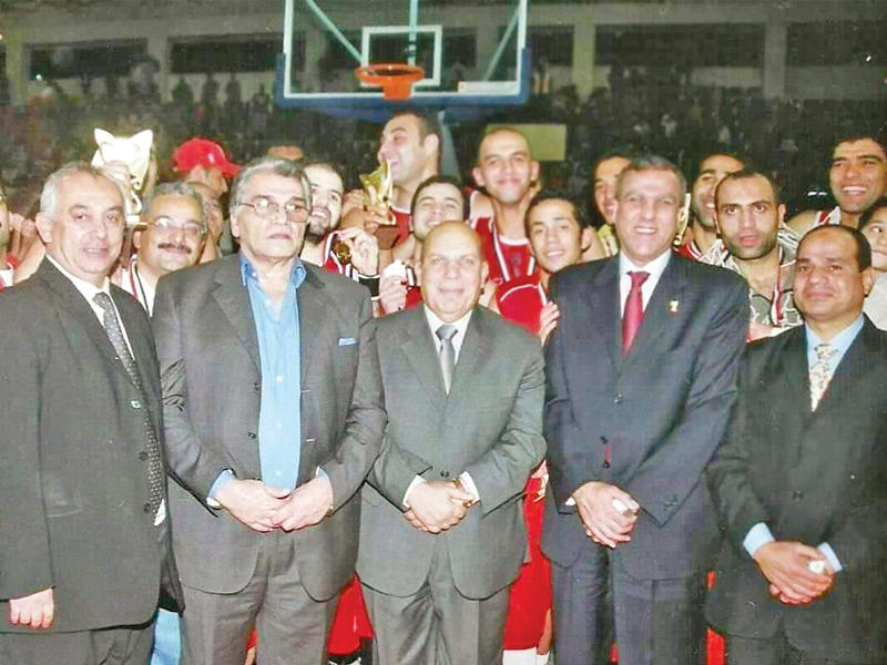 السيسي إلى اليمين وبجواره حسن صقر وعادل لبيب