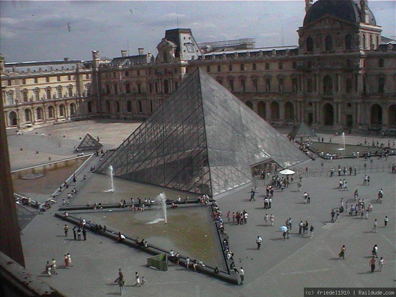 متحف اللوفر في باريس