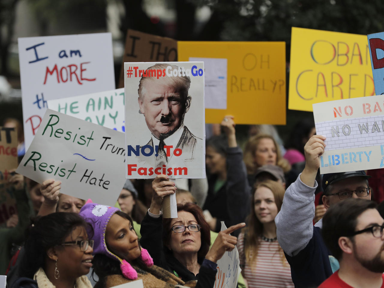 متظاهرون يتجمعون في هيوستن، تكساس للاحتجاج على الرئيس دونالد ترامب خلال عطلة نهاية الأسبوع.