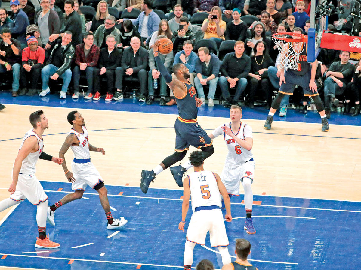 جيمس نجم كليفلاند في محاولة للتسجيل في سلة نيكس