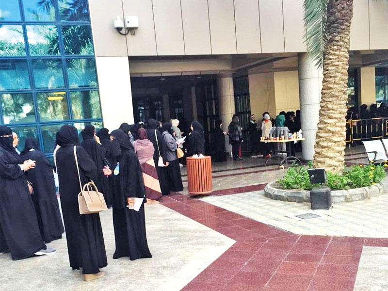 جانب من ازدحام الطالبات أمام موقع التسجيل