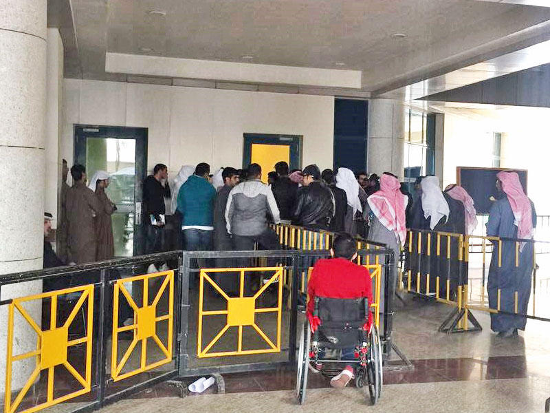 طالب من ذوي الاحتياجات الخاصة دون مساعدة