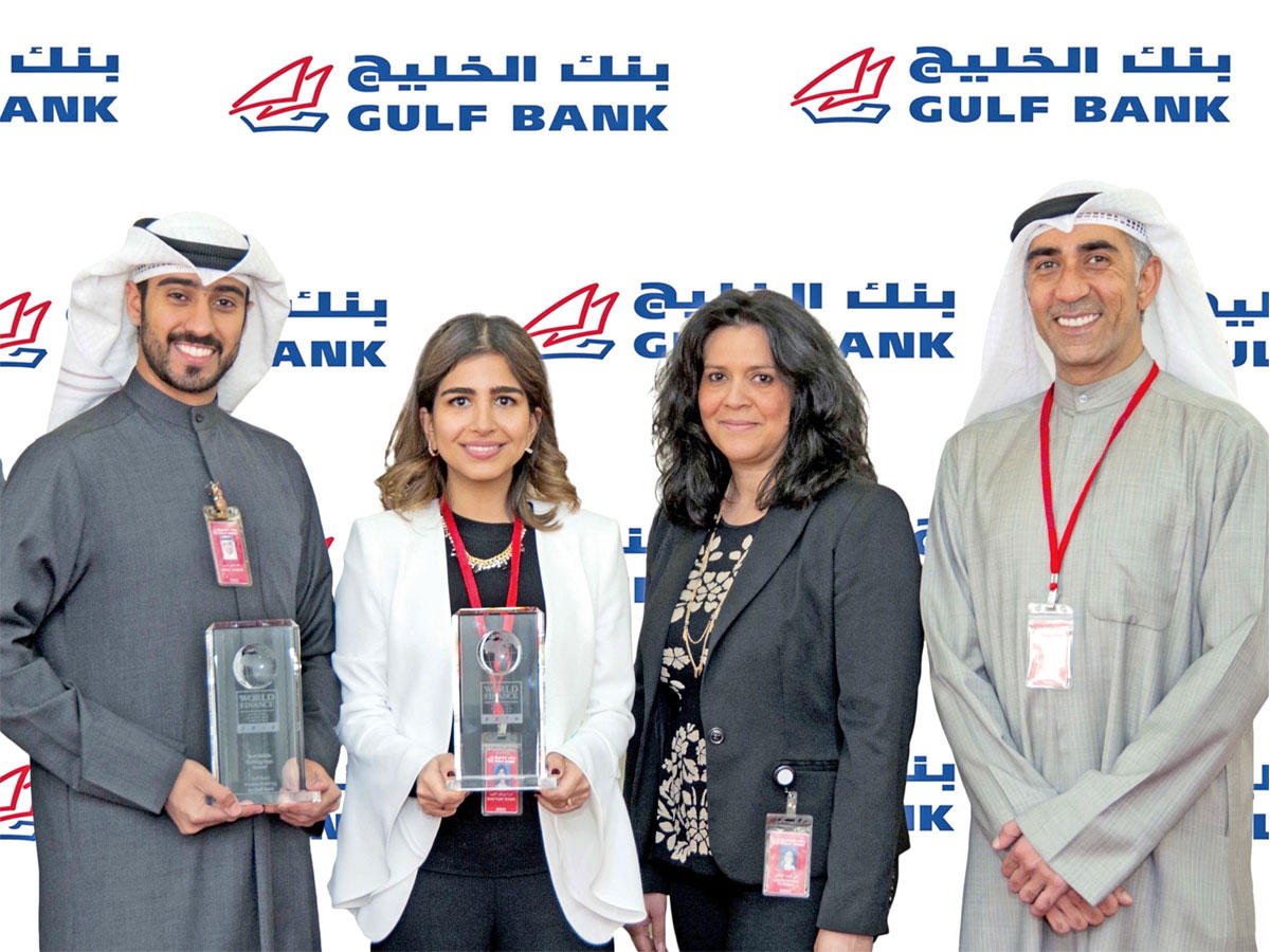 فريق بنك الخليج مع جائزتي مجلة «وورلد فاينانس» العالمية