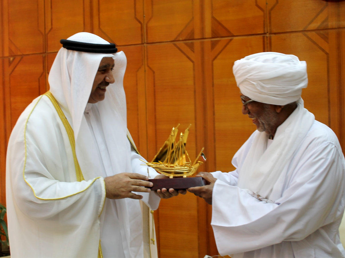 سفير دولة الكويت لدى السودان بسام محمد القبندي يسلم هدية تذكاية لرئيس البرلمان السوداني إبراهيم أحمد عمر