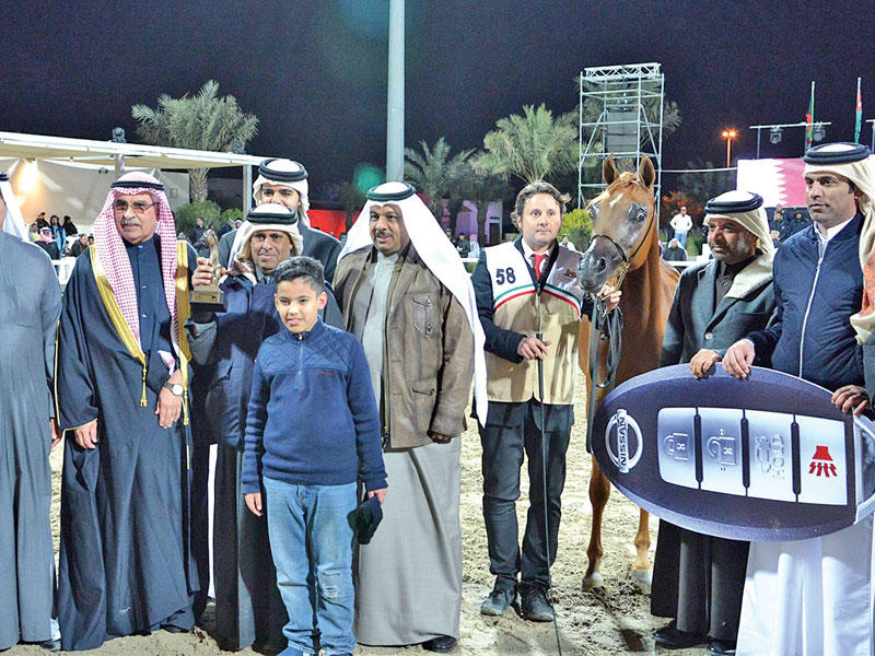 جانب من تكريم بعض ملاك ومربي الخيول في المهرجان