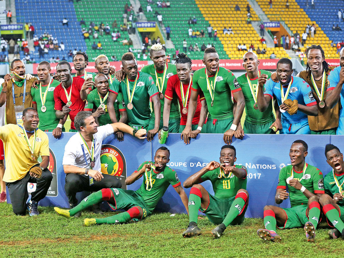 لاعبو منتخب بوركينا فاسو على منصة التتويج 