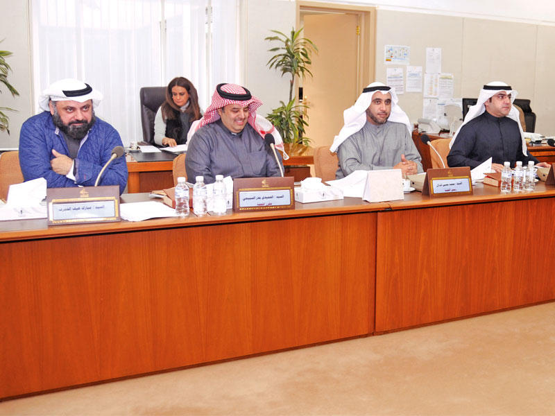 اللجنة التشريعية في اجتماعها أمس (تصوير عبدالله الخلف)