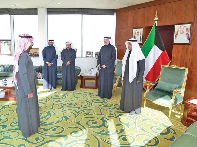 أحد الموثقين خلال أداء اليمين