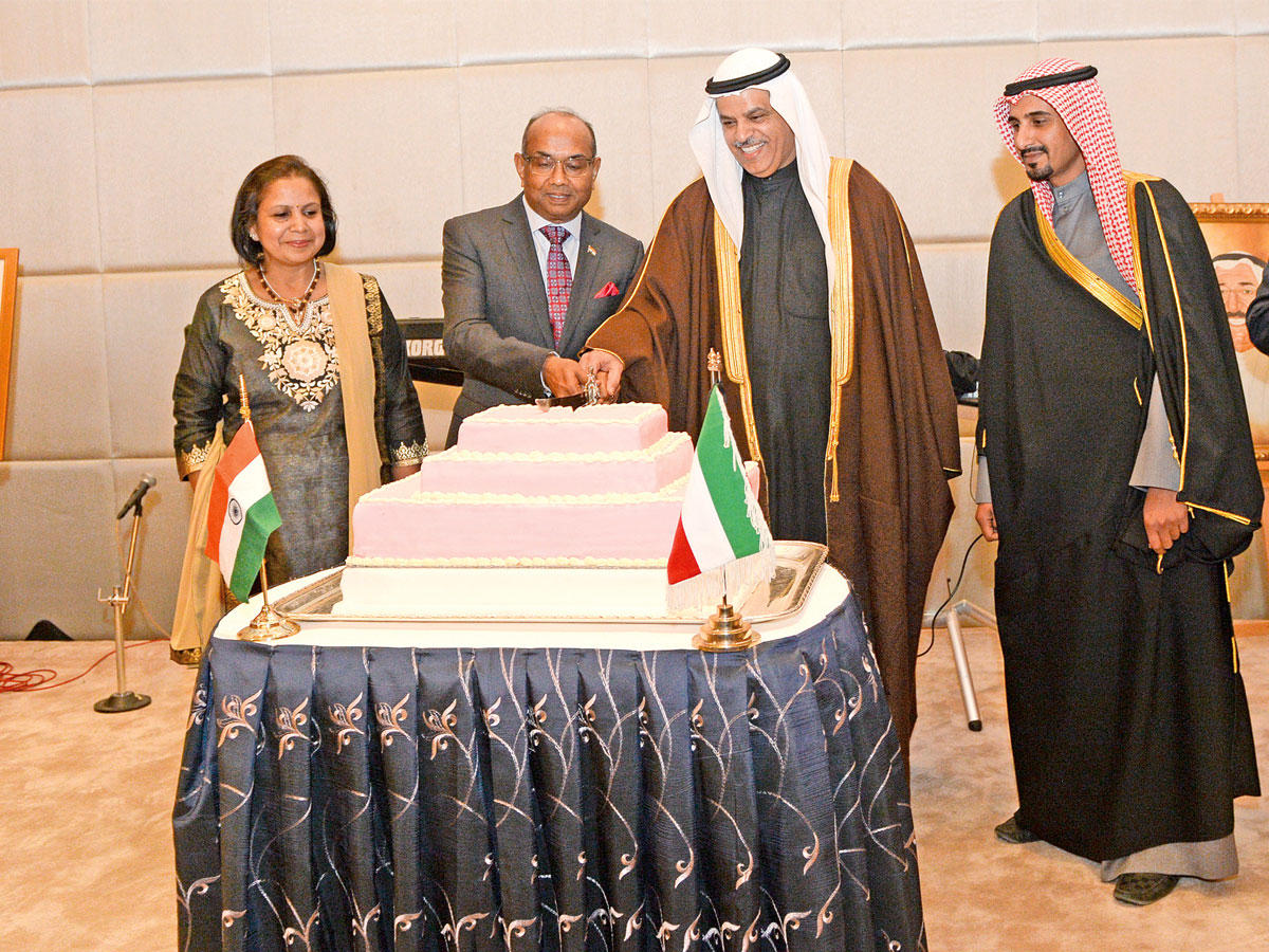 قطع كعكة الحفل