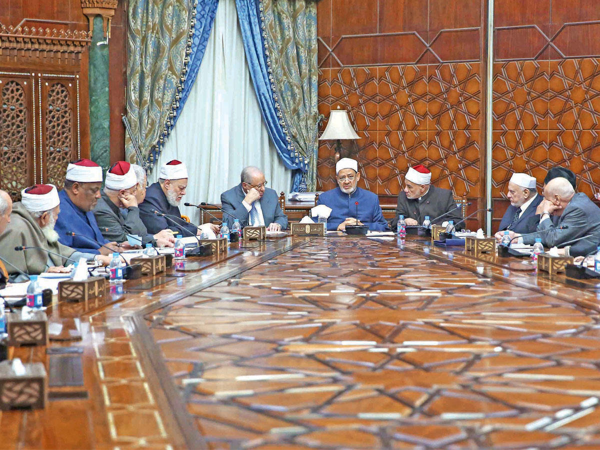 الطيب مترئساً اجتماع هيئة كبار العلماء بمقر مشيخة الأزهر الشريف بحي الدراسة جنوب القاهرة أمس (الجريدة)