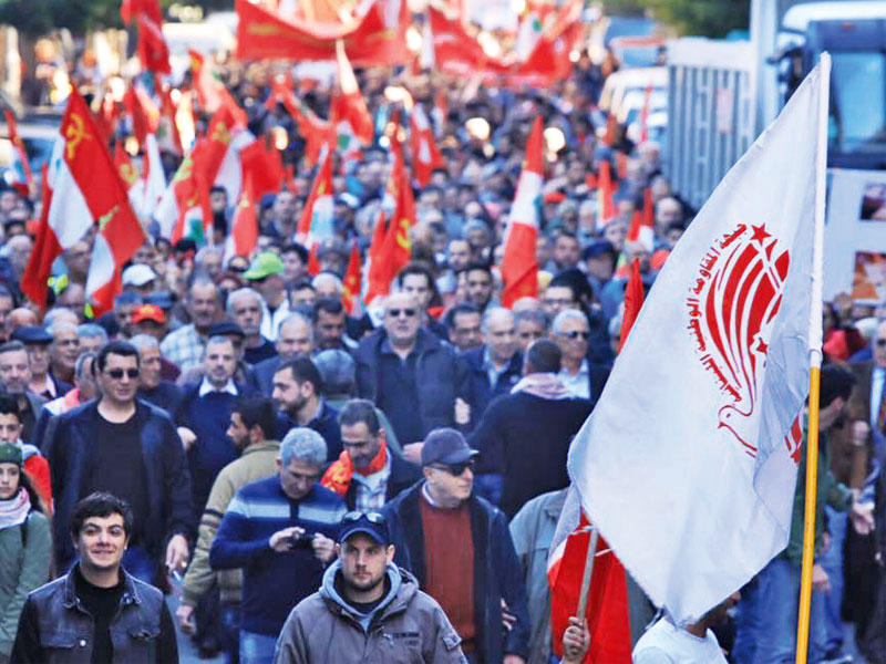 أنصار الحزب الشيوعي يتظاهرون أمس وسط بيروت للمطالبة بالنسبية 