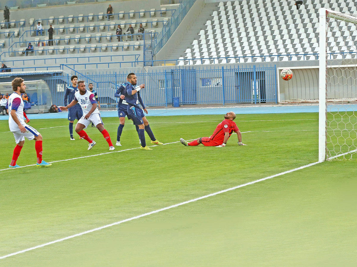 حارس مرمى اليرموك علي العيسى ينظر إلى كرة انرسون ولسان حاله يقول ماباليد حيلة (جورج رجي)