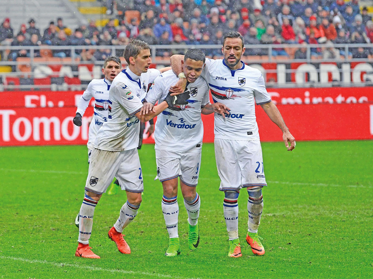 فرحة لاعبي سمبدوريا بعد إحراز هدف في مرمى ميلان