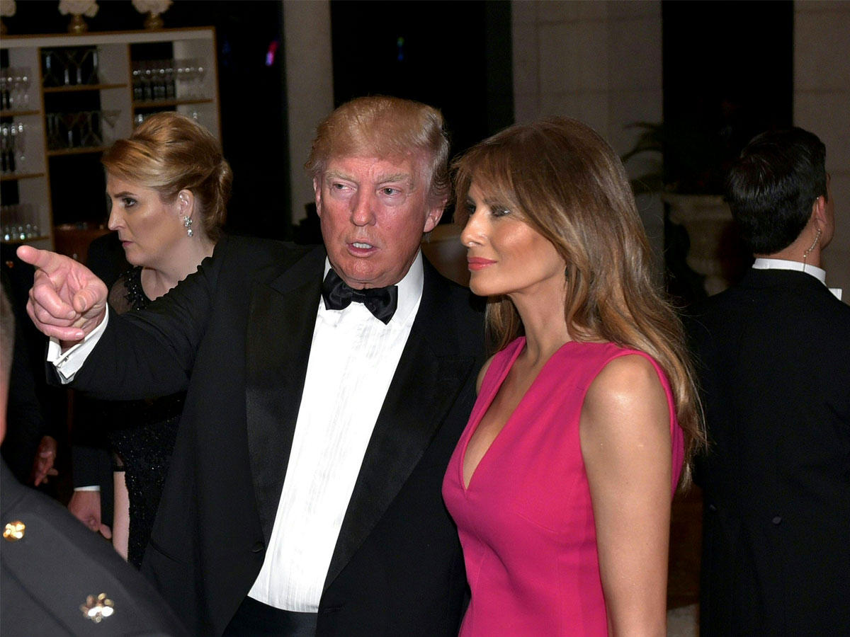 السيدة الأميركية الأولى ميلانيا إلى جانب الرئيس في العشاء السنوي لـ «الصليب الأحمر» في ملكية ترامب بمارآلاغو في فلوريدا بيتش أمس الأول (أ ف ب )