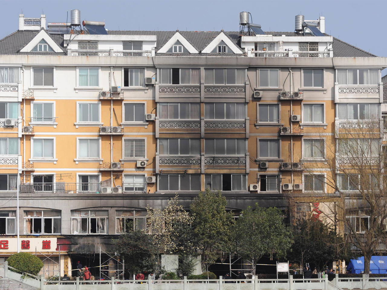 المبنى كما يبدو بعد السيطرة على الحريق