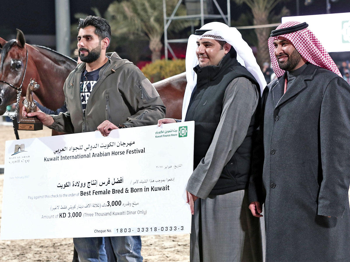 يوسف الرويح مقدماً التكريم إلى أحد الفائزين 