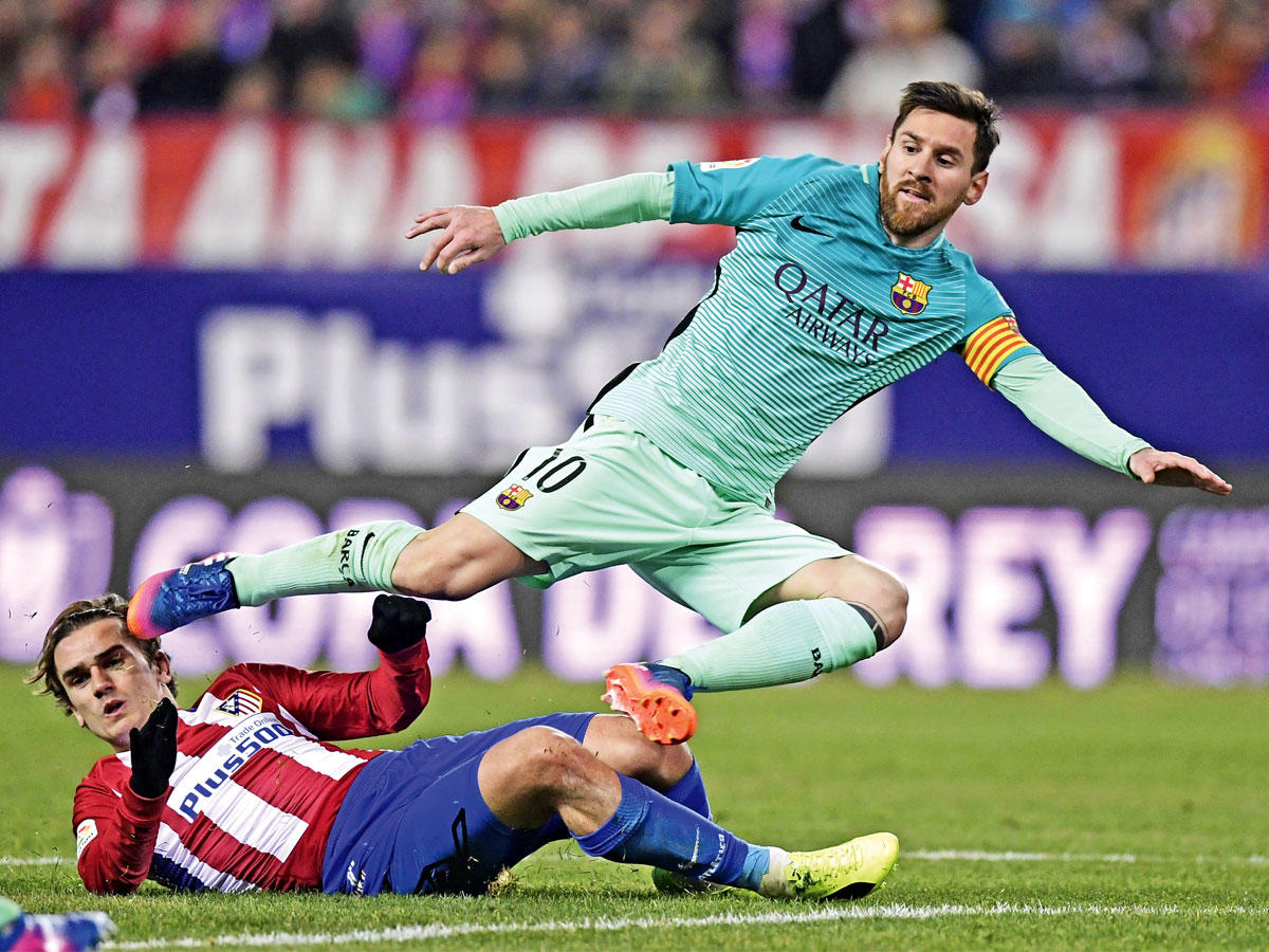 ميسي نجم البرشا خلال مباراة الذهاب أمام أتلتيكو مدريد