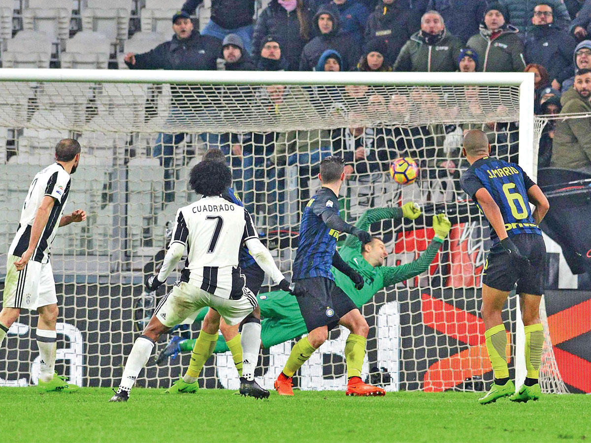 كوادرادو نجم يوفنتوس يحرز هدفه في مرمى الإنتر