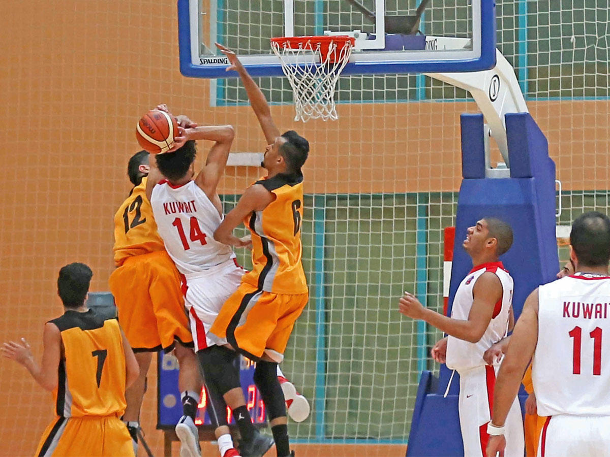 صراع تحت السلة في مباراة القادسية والكويت  (تصوير جورج رجي)