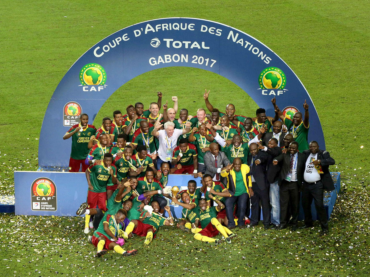 المنتخب الكاميروني البطل على منصة التتويج حاملاً كأس البطولة (أ ف ب)