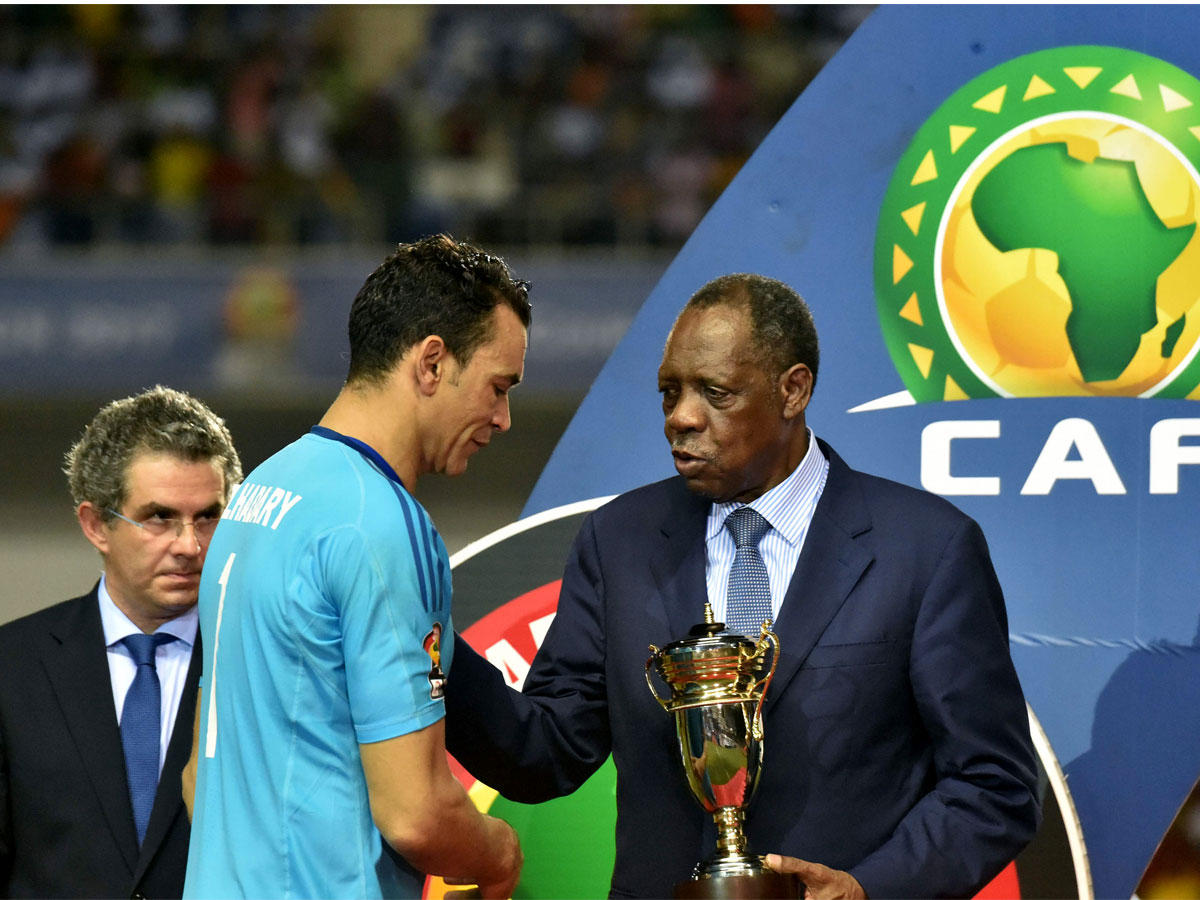 الحضري يتسلم كأس افضل حارس من عيسى حياتو رئيس الاتحاد الافريقي (أ ف ب)