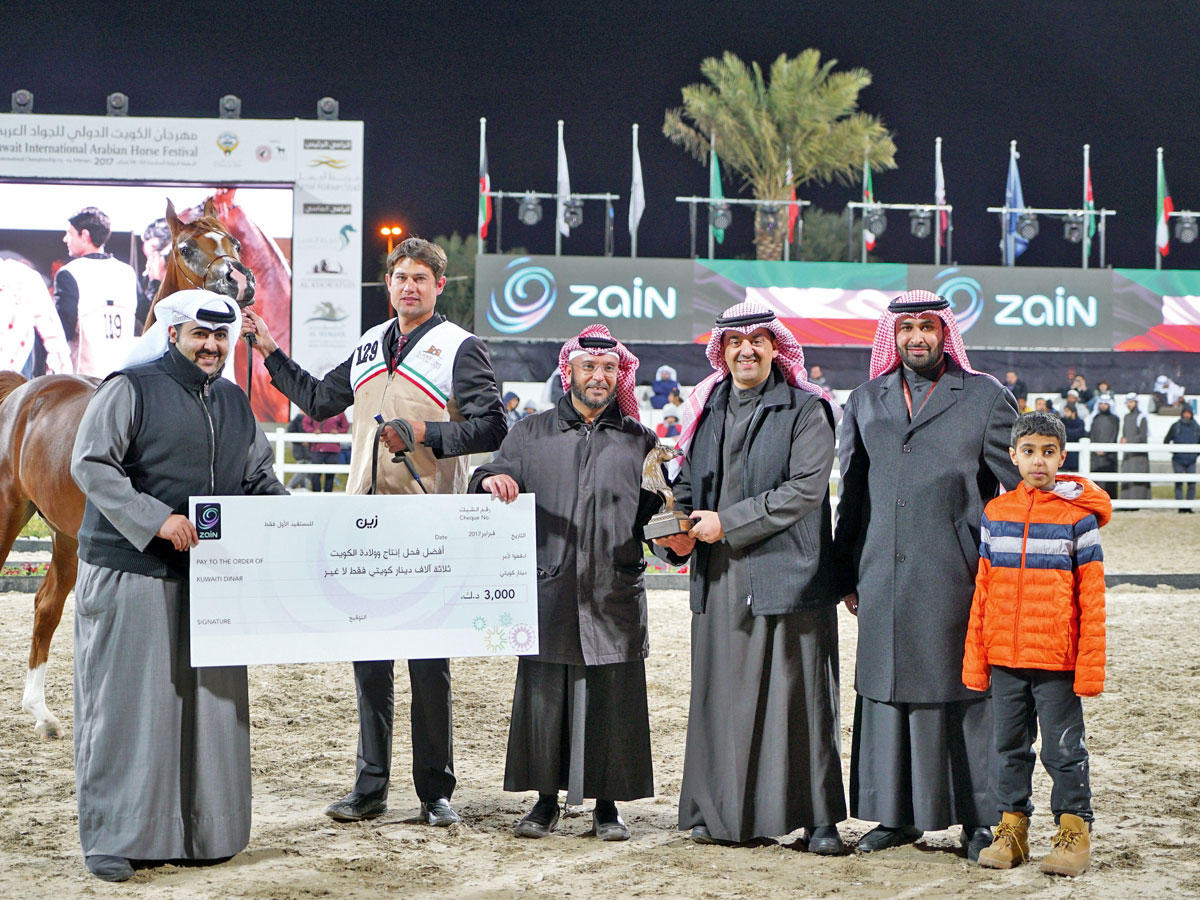 وليد الخشتي مُكرّماً أحد الفائزين في البطولة 