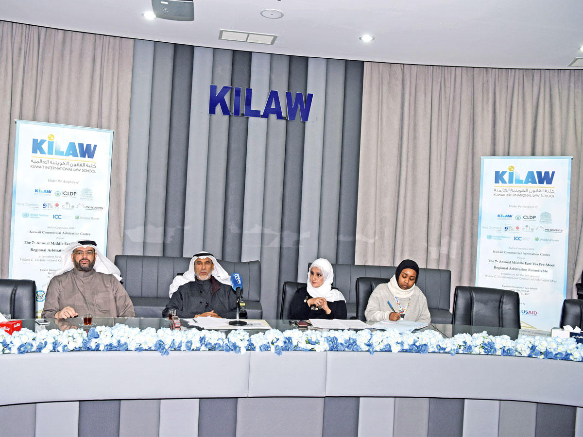 المقاطع اثناء المؤتمر الصحافي الذي عقد في الكلية امس